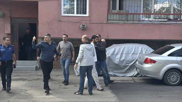 Bursa'da zorunlu tedavi kararı olan hasta balkondan polis müdahalesiyle gözaltına alındı