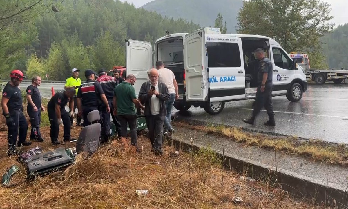 Akseki\'de kamyonet ağaçlara çarptı, hastaneden taburcu olan 71 yaşındaki adam öldü