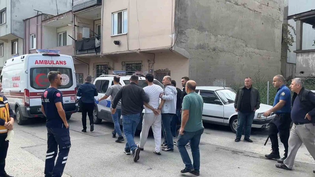 Bursa'da polise bıçakla direnen 28 yaşındaki genç, itfaiye yardımıyla teslim oldu