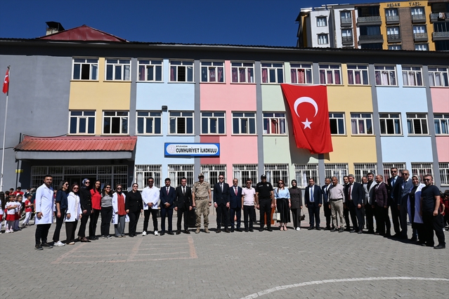 Hizan'da İlköğretim Haftası etkinliği öğrencilerin gösterileriyle kutlandı