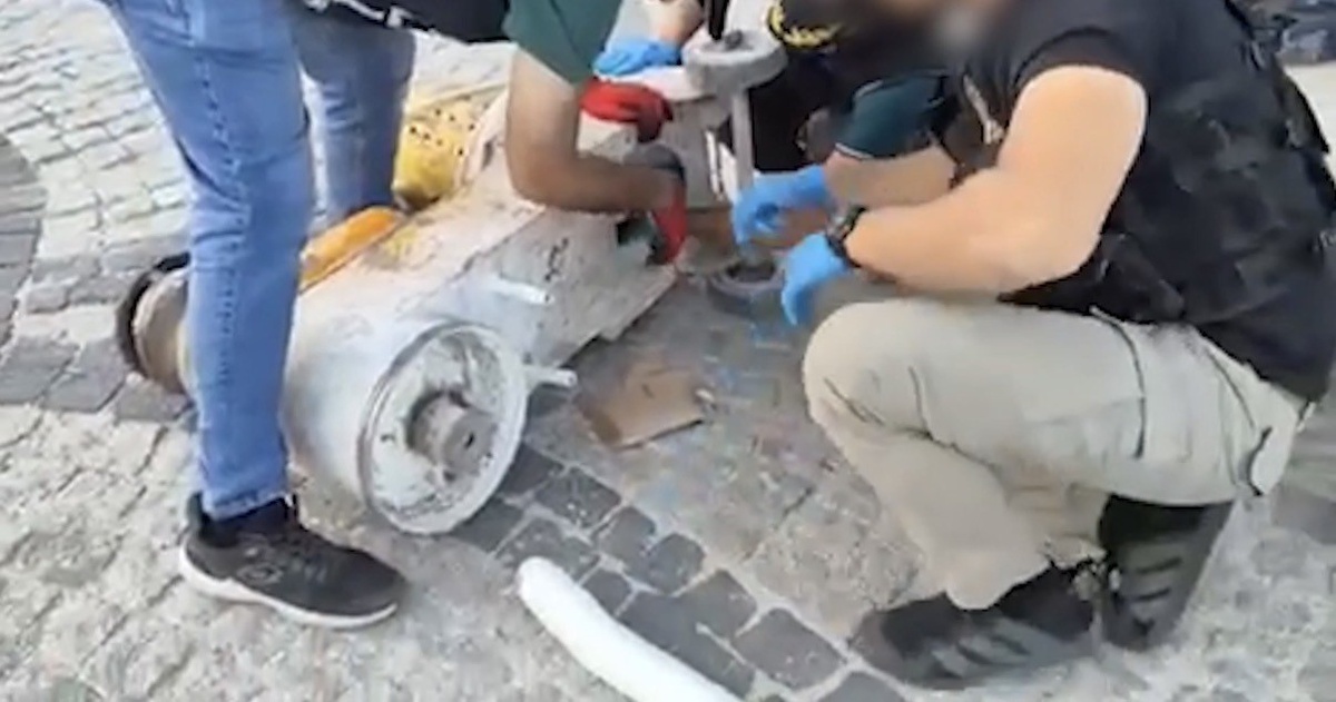 Elazığ\'da iş makinesine zulalanmış 1 kilo 850 gram esrar ele geçirildi, 1 şüpheli tutuklandı