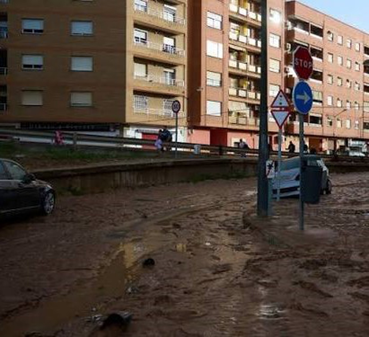 İspanya\'nın doğusundaki selde 1 kişi boğuldu, Barcelona\'da 23 uçuş iptal edildi