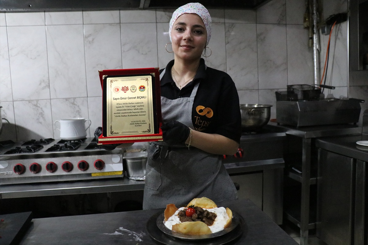 Isparta\'da aşçılık öğrencisi Ömür Cennet Bıçaklı, stajyerlikten \'Yılın Çırağı\' ödülüne uzandı