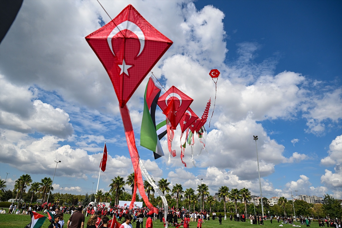 Maltepe\'de 800 öğrenci Gazze için uçurtma uçurdu
