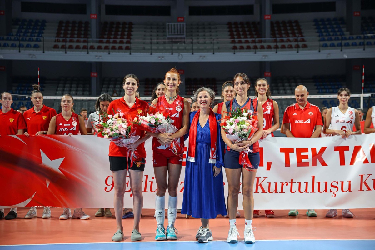 İzmir'in kurtuluş yıldönümünde voleybolcular 'Tek Ruh, Tek Takım' dedi