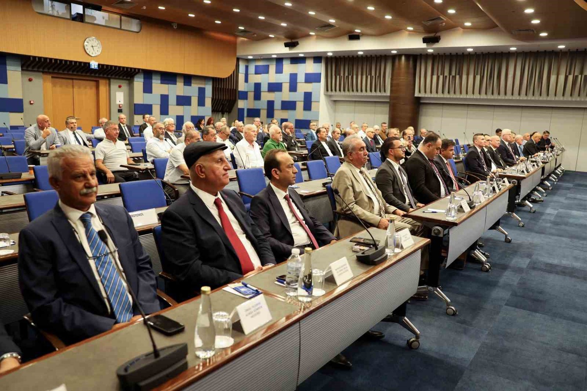 İzmir\'de gümrük müşavirlerine plaket, 30-50 yılını dolduran 73 isim ödüllendirildi