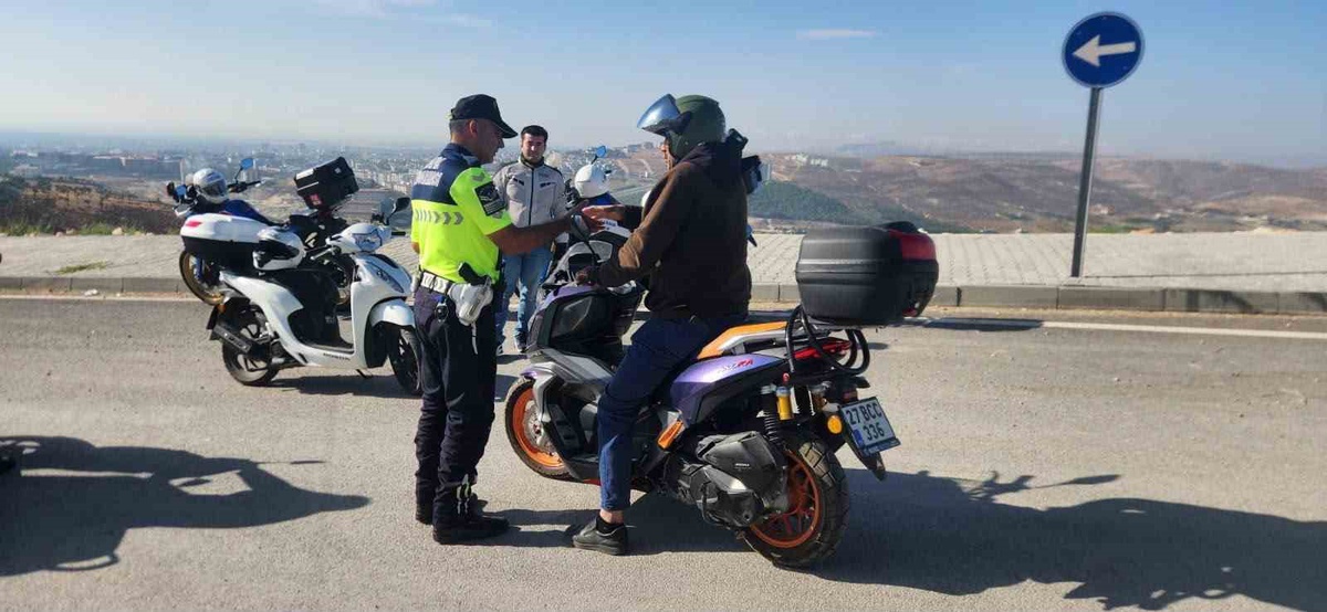 Kilis\'te jandarma motosiklet denetimi yaptı, okul servisleri için tedbirler artırıldı