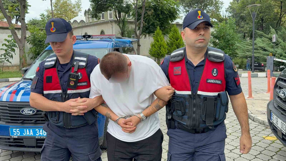 Samsun Atakum'da operasyonda motosiklet çantasında 7 bin 999 sentetik ecza hap bulundu