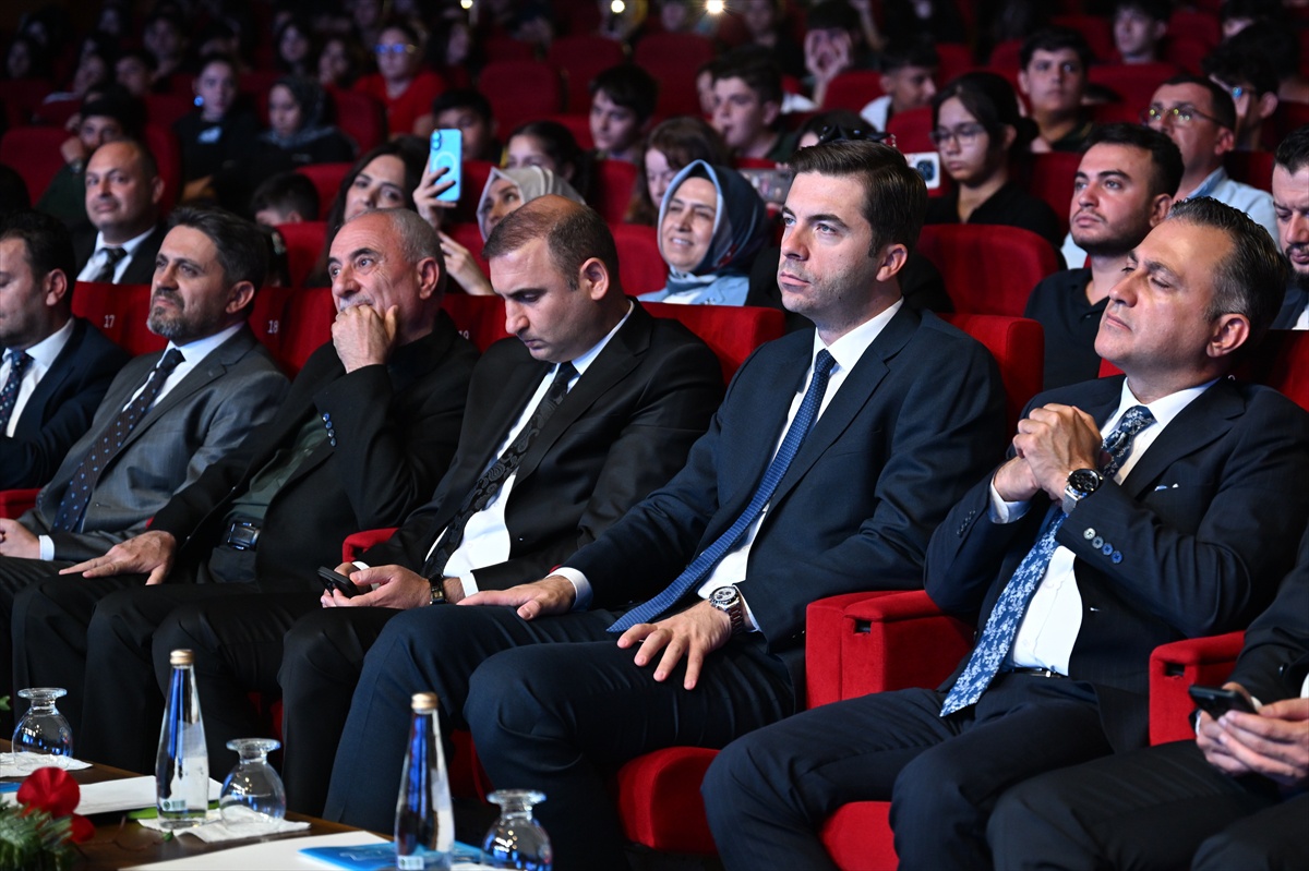 Kahramanmaraş\'ta şiir okuma Türkiye finalinde 6 genç dereceye girdi
