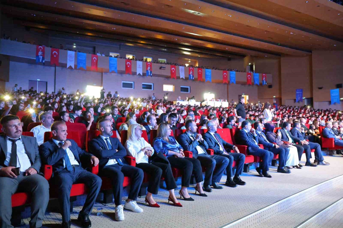 Kahramanmaraş\'ta şiir finalinde birinciler Balıkesir ve Çorum\'dan çıktı