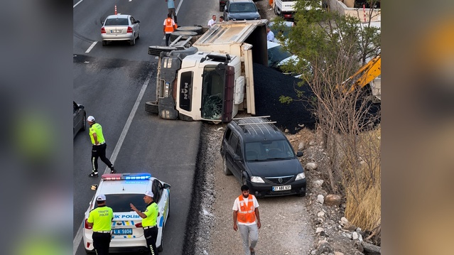 Malatya'da yolun karşısına geçen Mehmet D.'ye asfalt yüklü kamyon çarptı