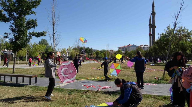 Kars'ta öğrenciler uçurtmalarını Gazze'deki çocuklar için uçurdu