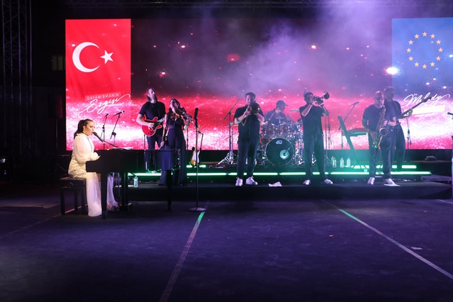 Karsu, AB'nin Hatay'daki ücretsiz dayanışma konserinde sahne aldı