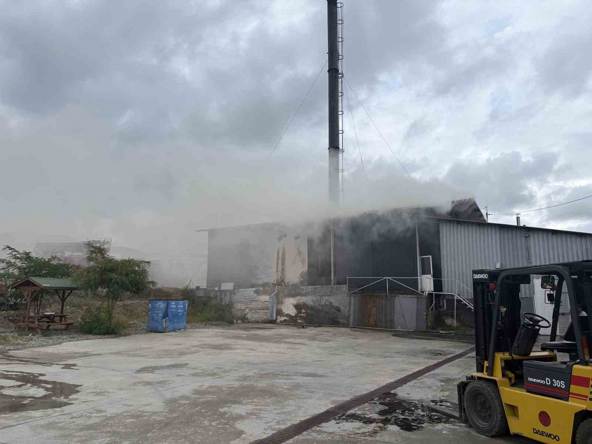 Kastamonu Tosya\'da süt fabrikasının talaş silosundaki yangın itfaiyece söndürüldü