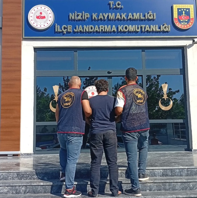 Gaziantep Nizip'te 28 yıl hapis cezasıyla aranan şahıs jandarmadan kaçamadı