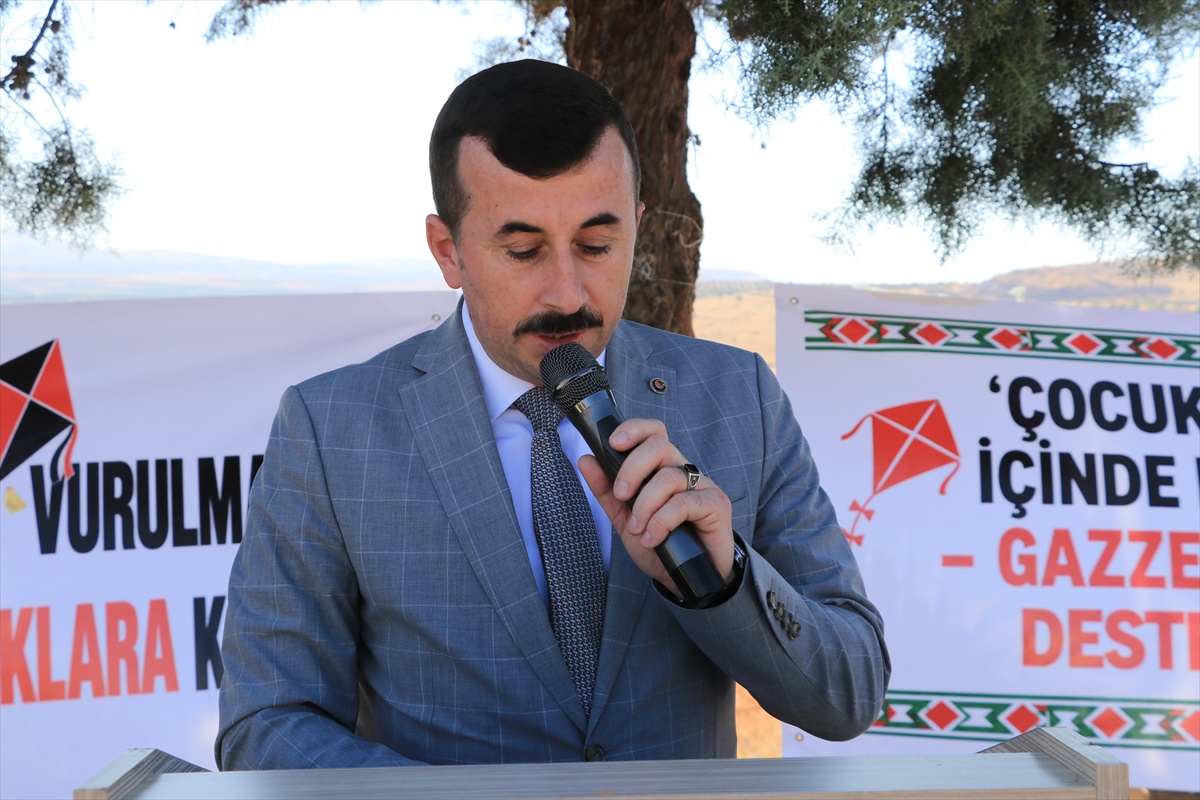 Kilis\'te öğrenciler Türk ve Filistin bayraklı uçurtmaları gökyüzüne bıraktı