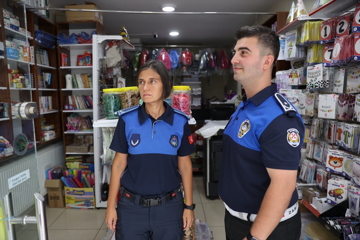 Kırklareli\'nde zabıta, turistin aradığı taş magnet için dükkanları dolaştı
