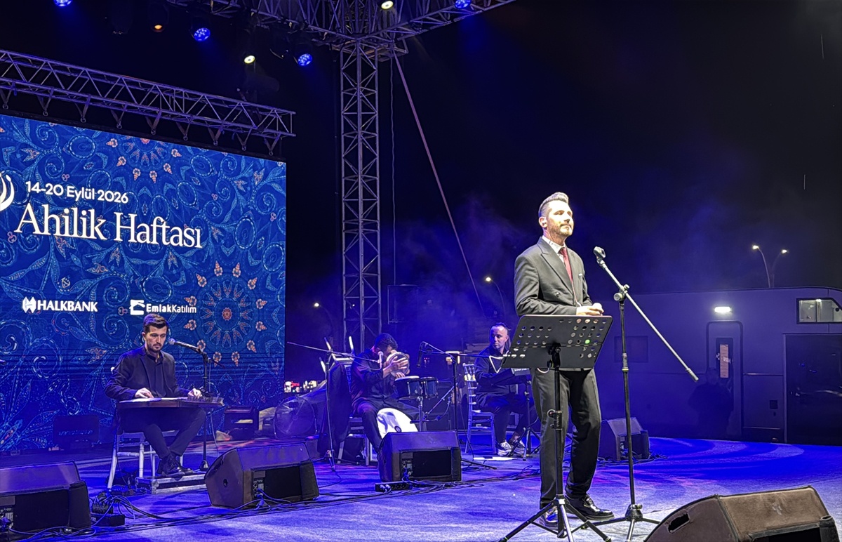 Kırşehir\'de Ahilik Haftası konserinde sanatçılar tasavvuf müziği seslendirdi