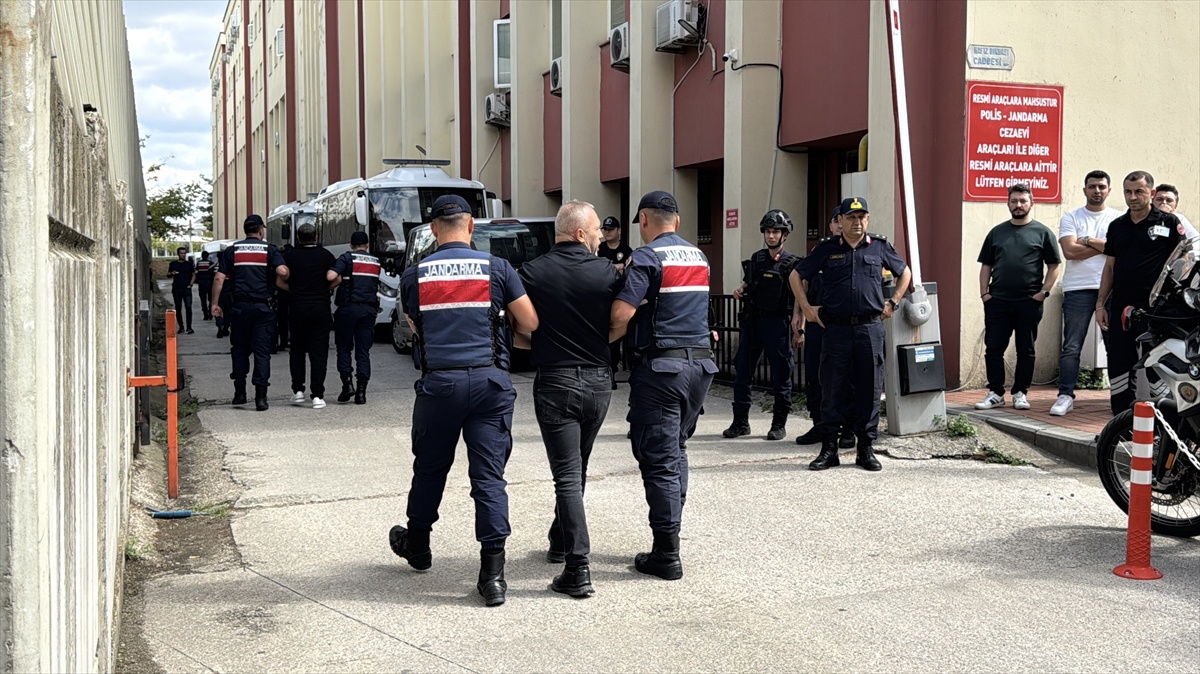 Kocaeli\'de tefecilik operasyonunda gözaltına alınan 11 şüpheli adliyeye sevk edildi