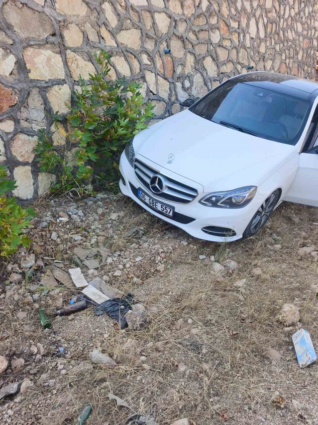 Adıyaman'da otomobil istinat duvarına çarptı, sürücü yaralandı