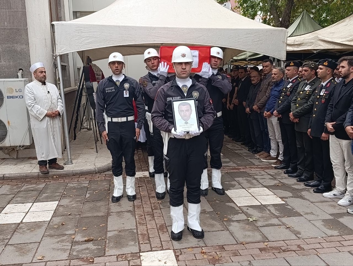 Kalp krizinden ölen Başkomiser Özbal, memleketi Beyşehir\'de toprağa verildi