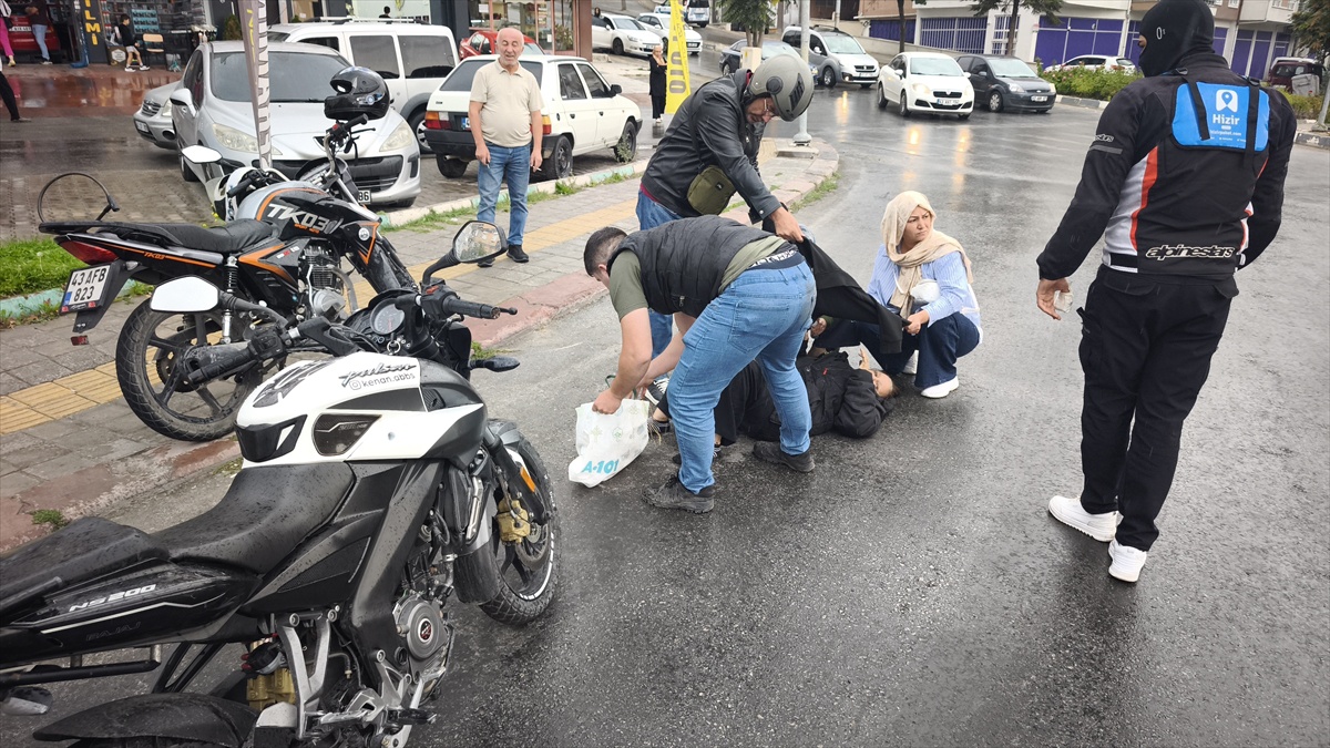 Kütahya’da motosiklet devrildi: 2 yaralı