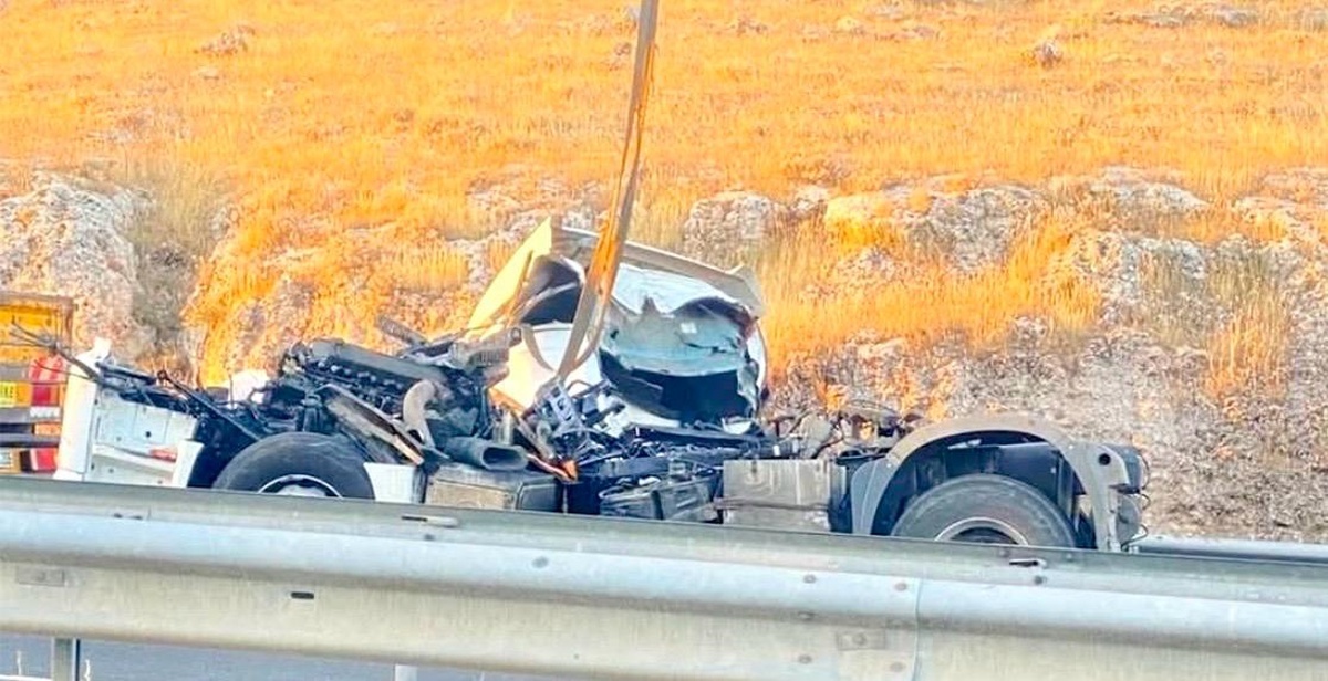 Lastiği patlayan TIR, önündeki TIR\'a çarptı ; 1 ölü
