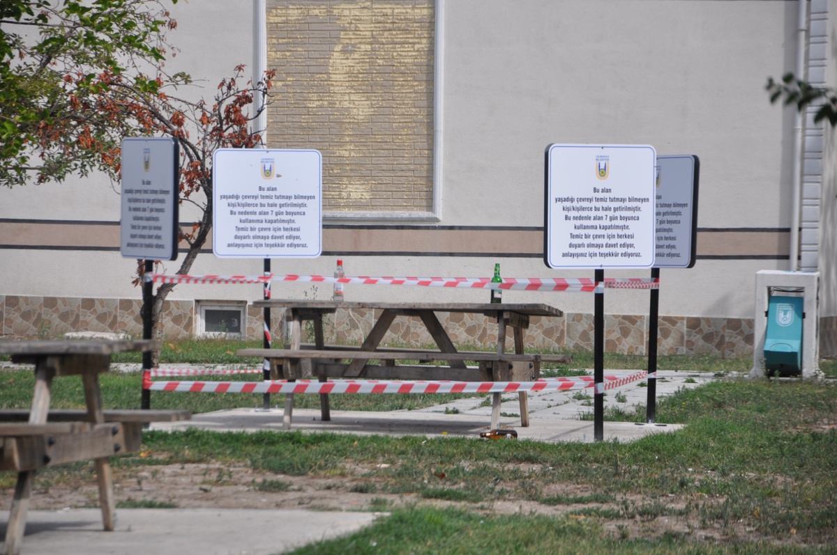 Lüleburgaz\'da kirletilen park bankı 7 gün kullanıma kapatıldı