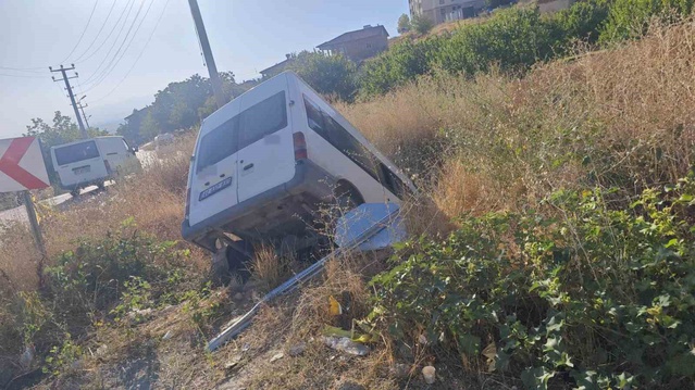 Malatya’da kontrolden çıkan minibüs şarampole devrildi: 2 yaralı