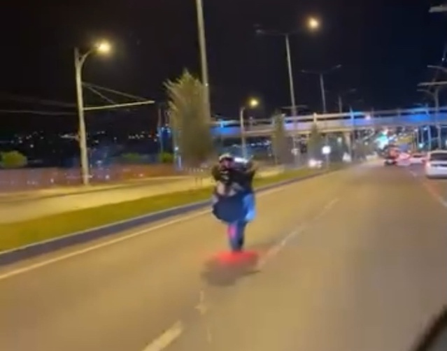 Malatya'da motosiklet sürücüsü ön tekeri havaya kaldırıp tehlikeli yolculuk yaptı