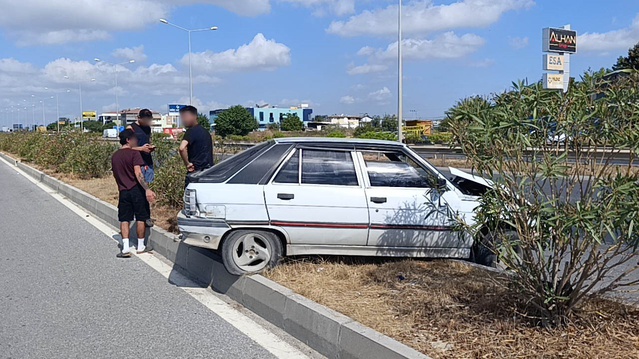 Manavgat'ta refüjde asılı kalan otomobildeki 3 kişi kazayı yara almadan atlattı