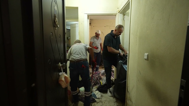 Manisa Yunusemre'de 10 yıllık atık yığını belediye ekiplerince tahliye edildi