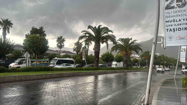 Marmaris'te kuvvetli yağış başladı, gece 23.00'e kadar sürecek