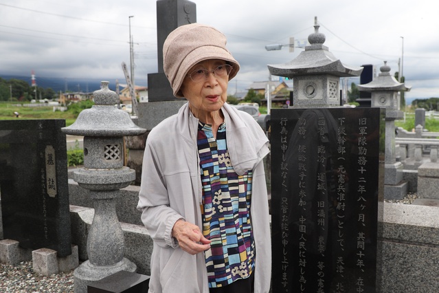 Japon kadın, babasının Çin'deki savaş özrünü taşa kazıttı, anıtı üniversiteye bağışladı