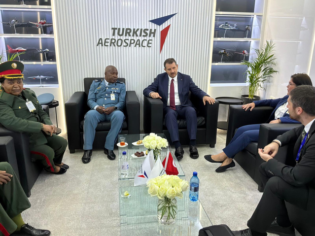 Bakan Yardımcısı Ayhan, Güney Afrika'daki savunma fuarında Mısır ve Mozambik'le görüştü
