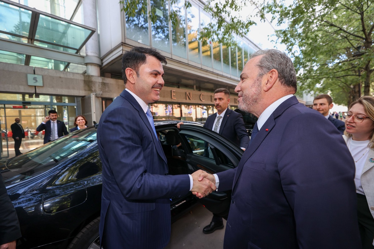 Bakan Kurum Paris\'te Fransa Kalkınma Ajansı CEO\'su Lecourtier ile görüştü