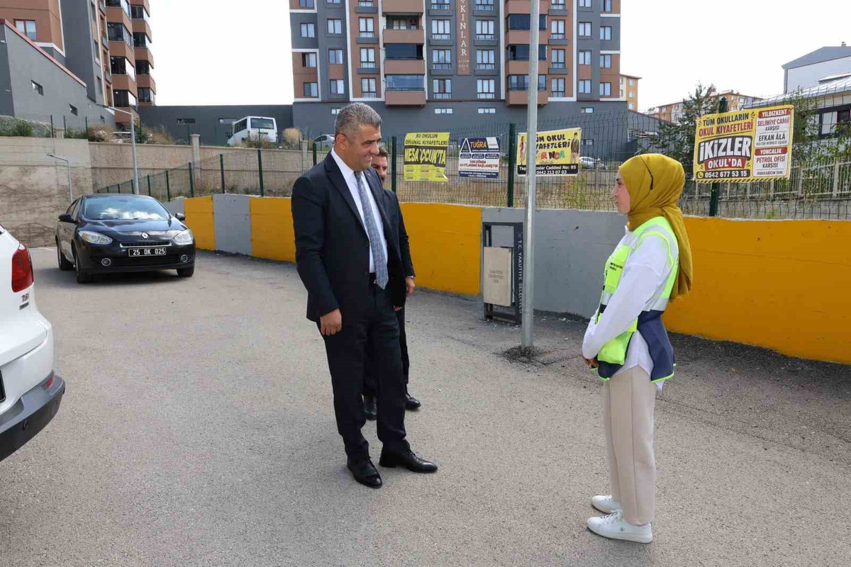 Okul bahçe görevlileri görev başında