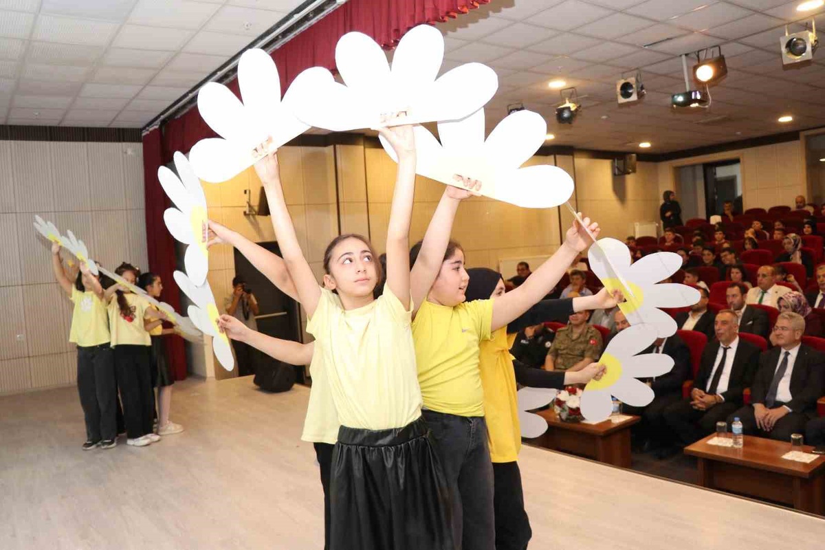 Oltu\'da İlköğretim Haftası etkinlikleri renkli görüntülerle başladı