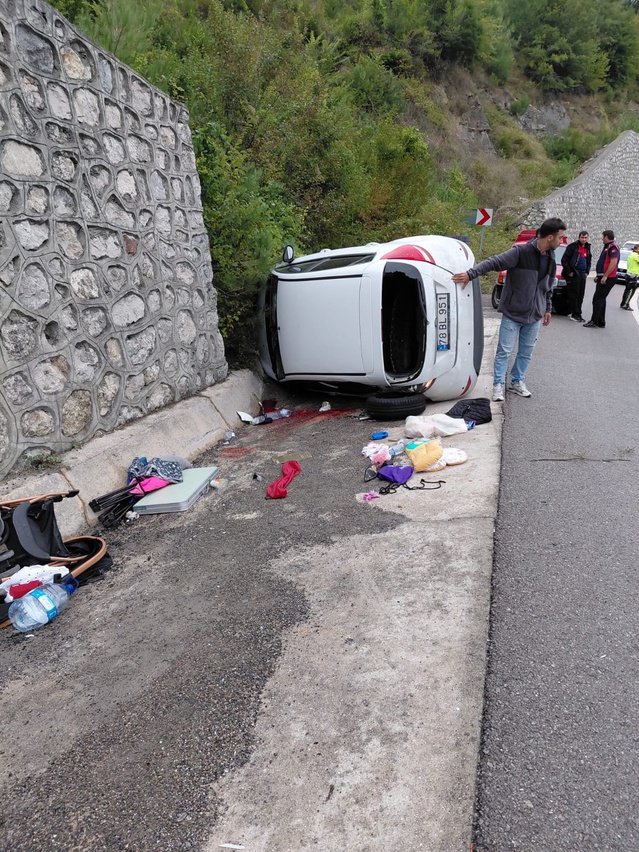 Amasra'da otomobil istinat duvarına çarptı; müzik öğretmeni Cansu Kocakurt hayatını kaybetti