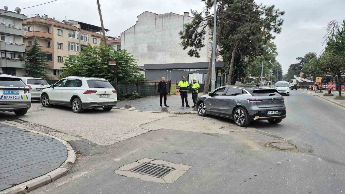 Düzce\'de iki otomobil çarpıştı, sürücülerden biri yaralandı