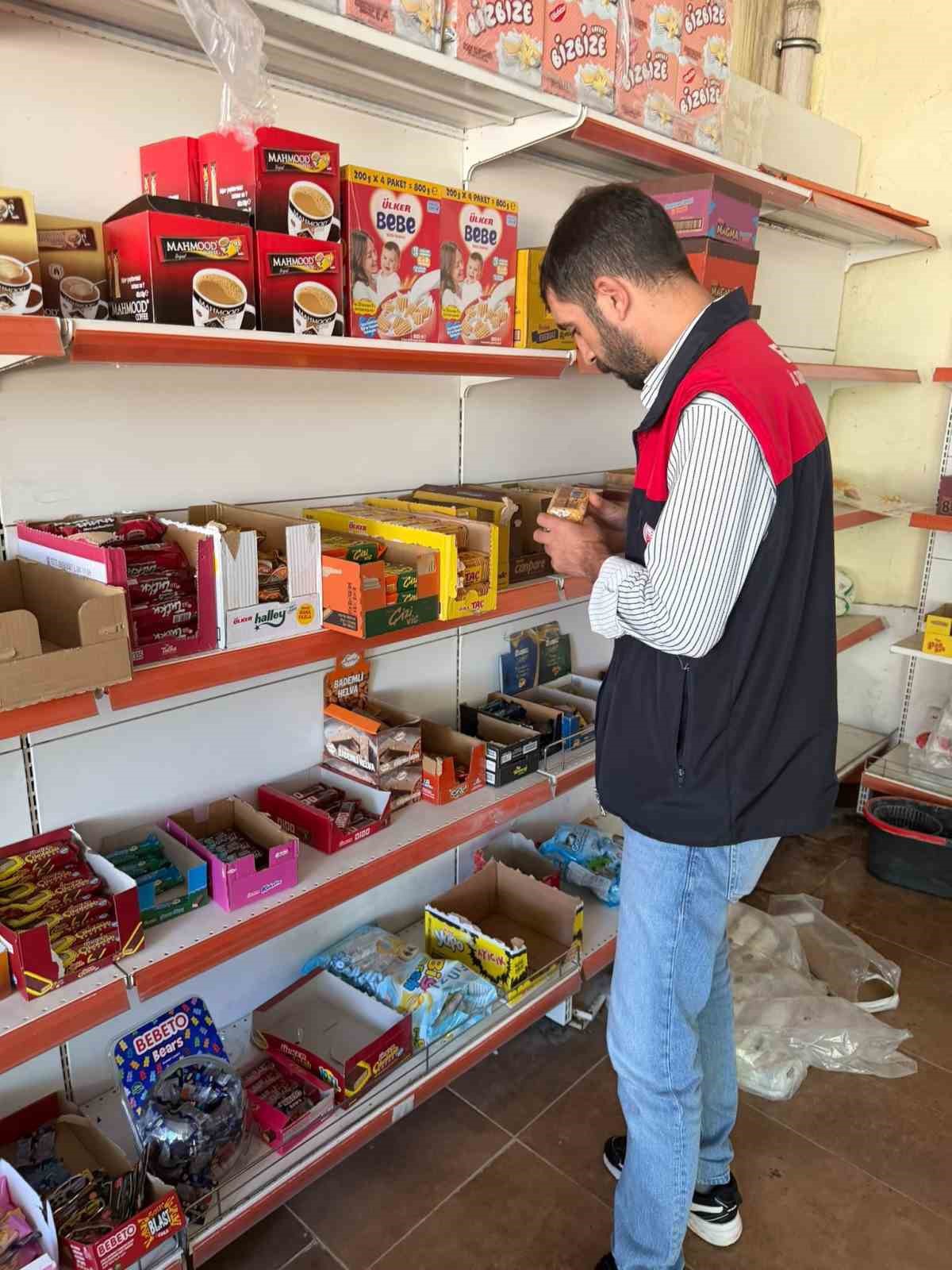 Palu\'da marketlerde gıda denetimi yapıldı, son tüketim tarihleri kontrol edildi