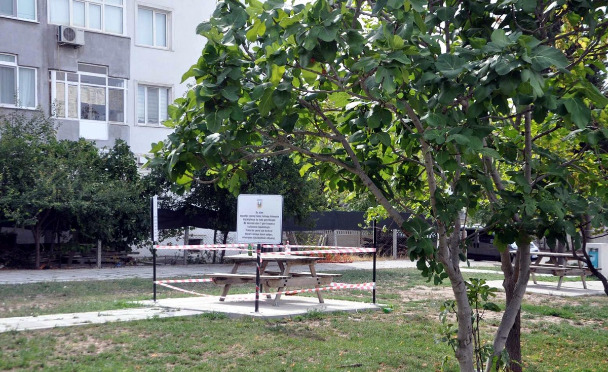 Lüleburgaz\'da parkta kirletilen oturma grubunun kullanımı 7 gün kapatıldı