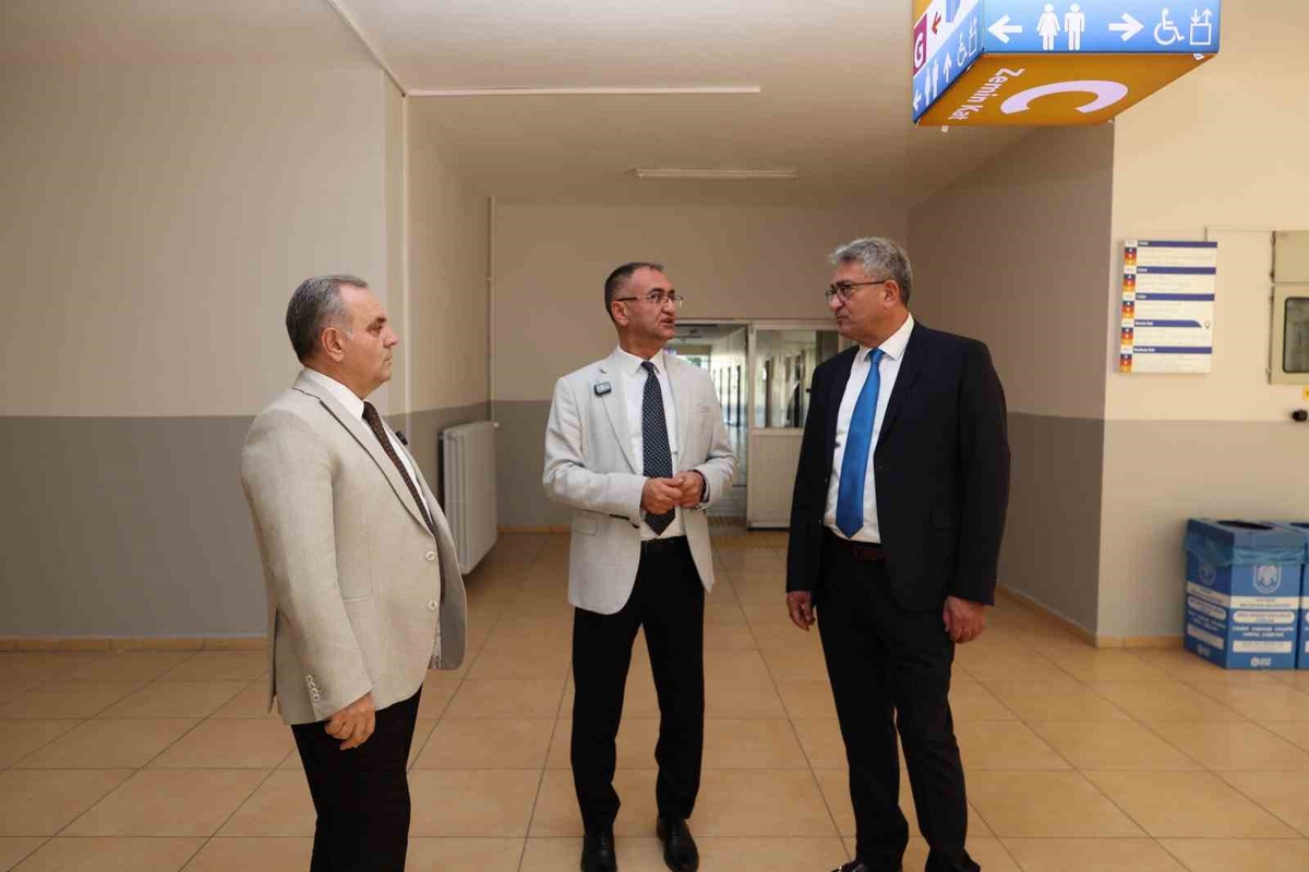 ERÜ Rektörü Altun, yenilenen mühendislik fakültesini gezdi