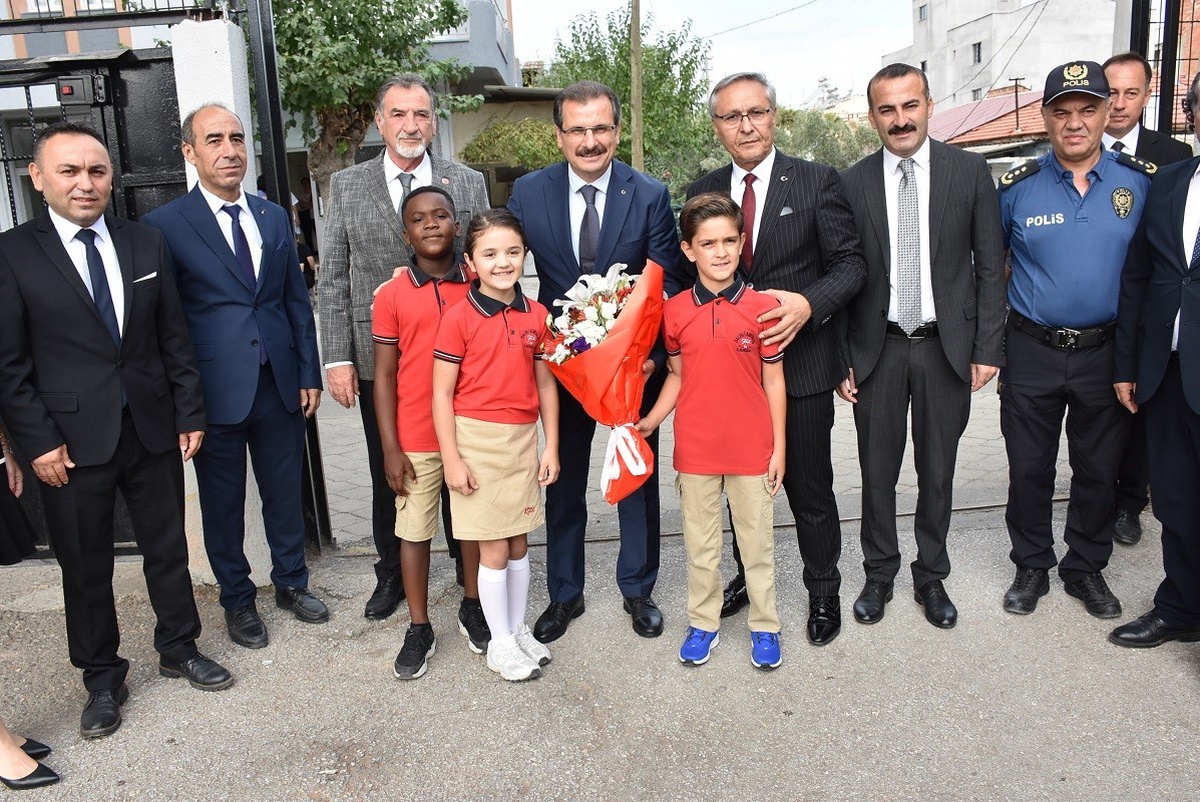 Salihli\'de İlköğretim Haftası zeybek gösterisiyle kutlandı