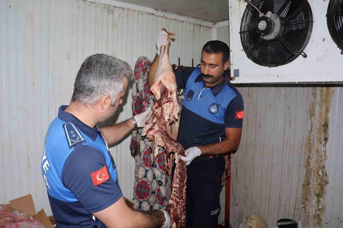 Şanlıurfa Haliliye\'de kasaplarda 315 kilo bozuk ete el konuldu