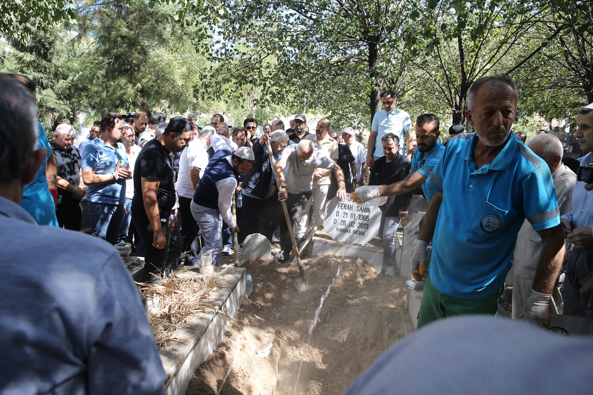 Siirt\'te 55 yıl hekimlik yapan Dr. Feridun Bağış, memleketinde son yolculuğuna uğurlandı