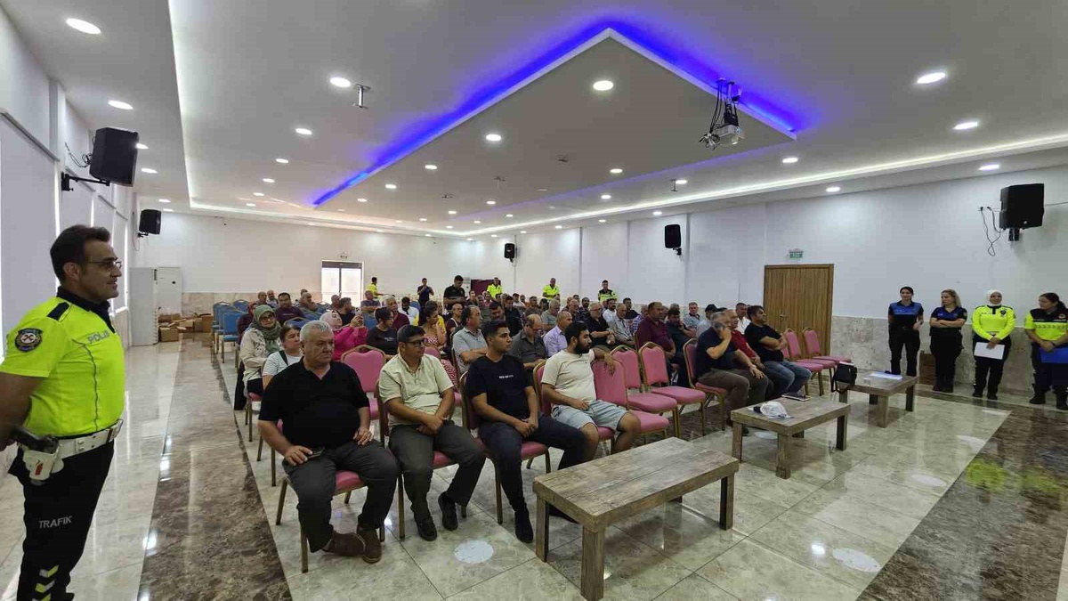 Silifke\'de servis sürücülerine güvenli öğrenci taşıma eğitimi verildi
