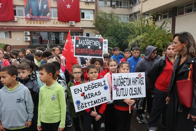 Sinop'ta İlköğretim Haftası coşkusu, ders zilini Vali Yardımcısı Şahin çaldı