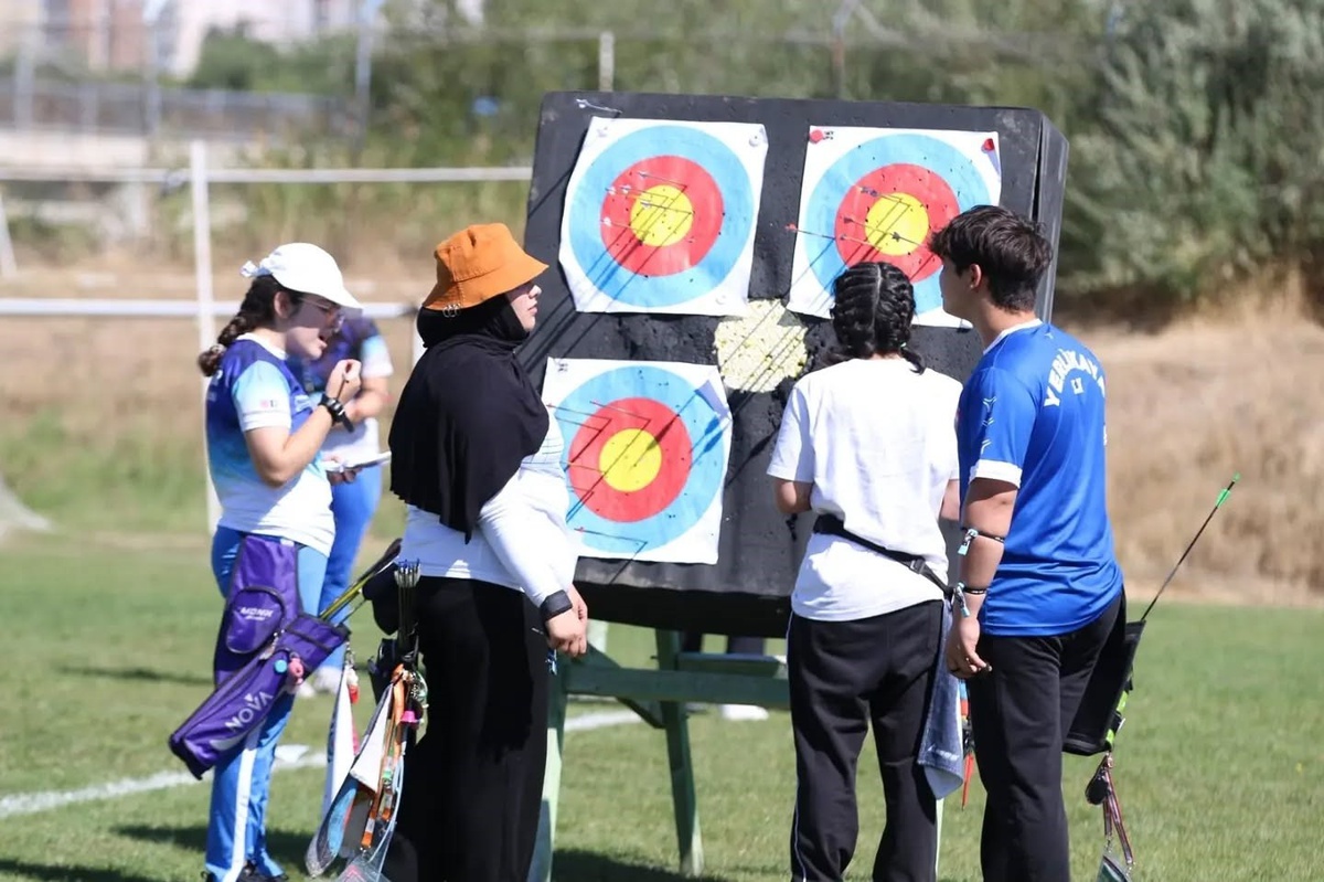 Sivas\'ta U-15 ve U-18 Okçuluk İl Birinciliği\'nde genç sporcular madalya için yarıştı