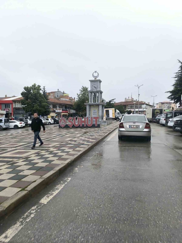 Afyonkarahisar Şuhut'ta sağanak etkili oldu, sıcaklıklar düştü